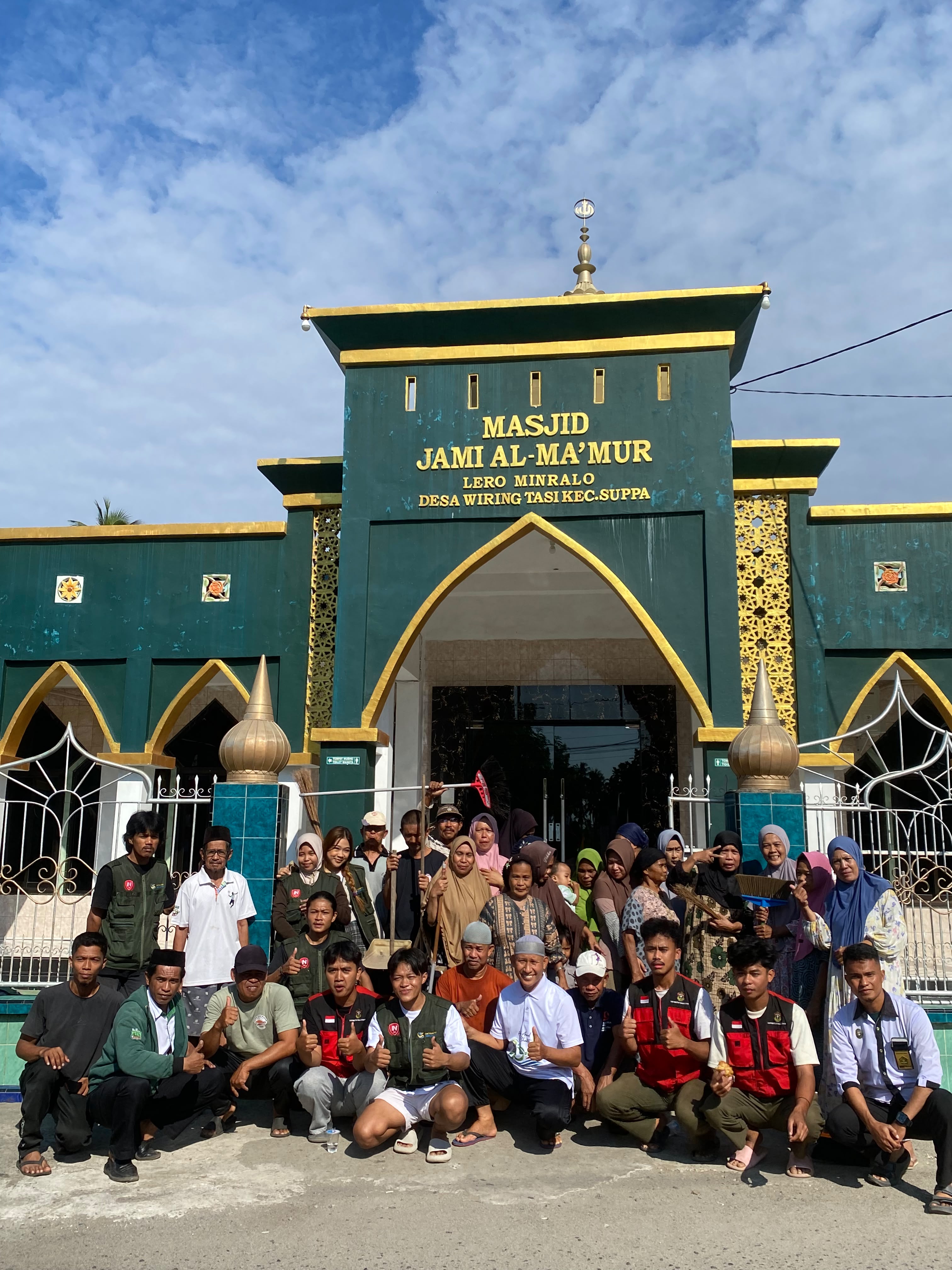 peduli-kebersihan-tempat-ibadah-mahasiswa-kkn-itb-nobel-dan-kkn-unhas-bersama-warga-gotong-royong-bersihkan-masjid-jami-al-ma-mur